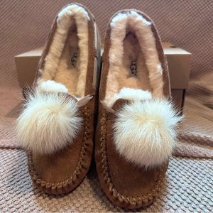 NEW UGG DAKOTA POM SUEDE CHESTNUT SLIPPERS SIZE 7